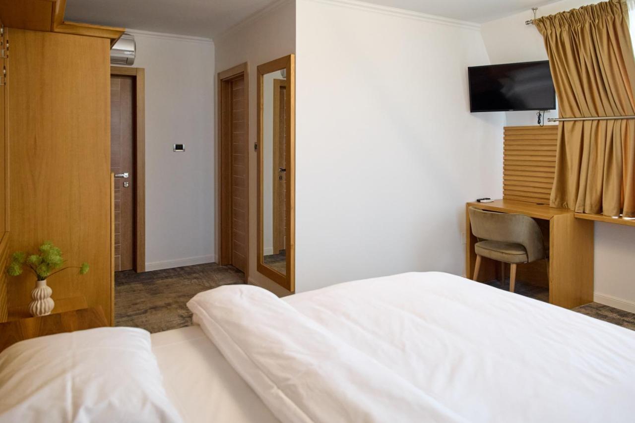 Hotel Eden Римник Екстер'єр фото